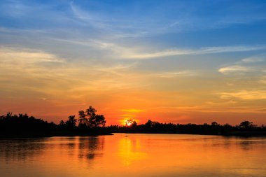 peyzaj alacakaranlık nehri ve gökyüzü beyaz denge efektleri açık kırmızı, turuncu, altın rengi, yavaş, siluet sanatı koyu renk