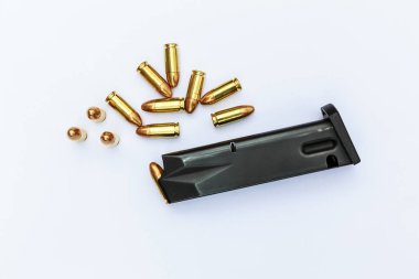 9 mm 'lik silah mühimmatı. Arkaplan beyaz bir kağıt.