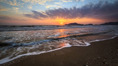 Gün doğumu, bulutlu sabah gökyüzü, güzel bir tatil.