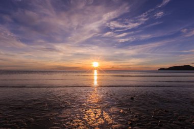 Deniz efektlerinde gün doğumu beyaz denge