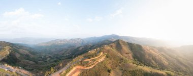 panoramik manzara manzaralı uzun yol ve Tayland 'ın en kuzeyindeki kırsal kesime bağlı eğimli dağ insansız hava aracı görüntüsü 
