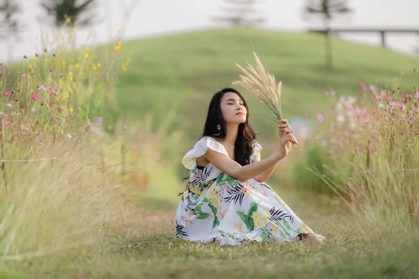 在泰国 美丽的亚洲女人幸福地微笑着 手牵着手坐在花园和草木花丛中放松地坐着 孤独的自然人的观念 — 图库照片