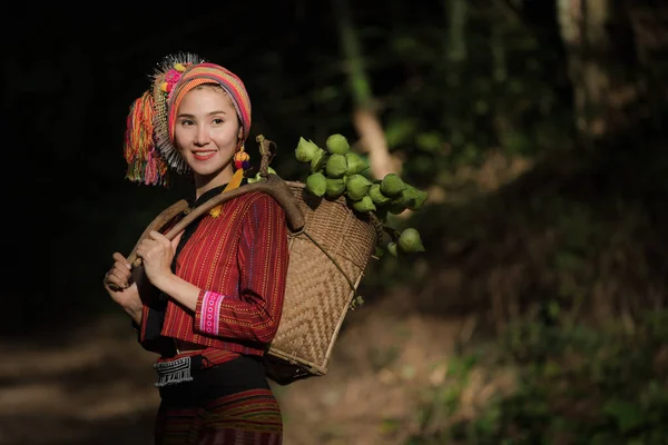 Liv Portriat Thai Modell Karen Klänning Röd Med Grön Lotus — Stockfoto