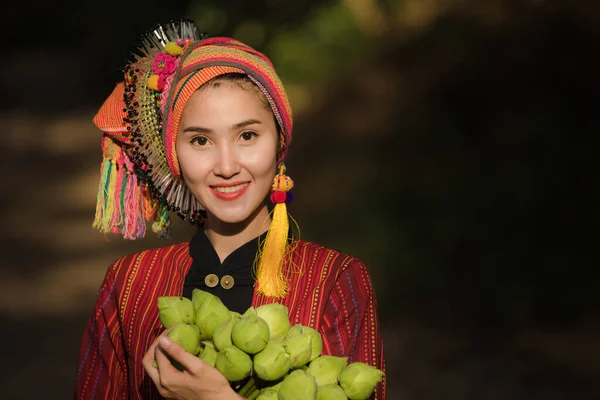 Liv Portriat Thai Modell Karen Klänning Röd Med Grön Lotus — Stockfoto