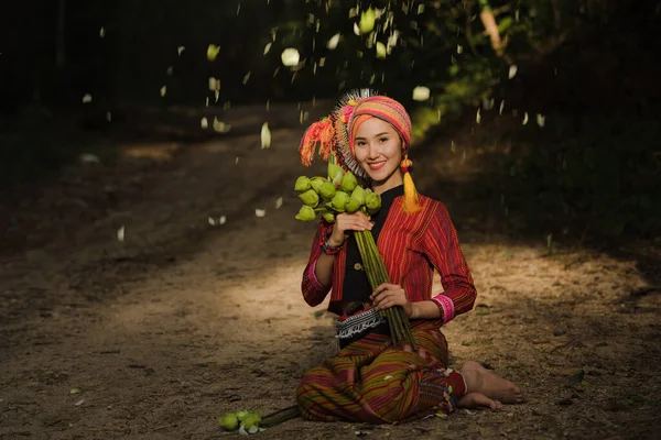 在森林的自然中 生活斑斓的泰国人 模特凯伦 穿着红色的绿色荷花美丽的微笑 — 图库照片
