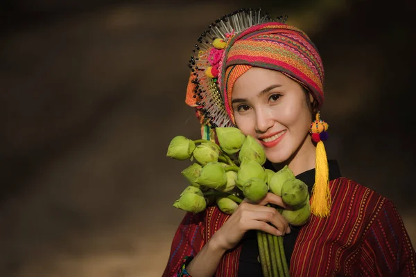 Liv Portriat Thai Modell Karen Klänning Röd Med Grön Lotus — Stockfoto