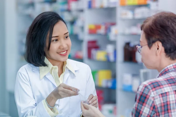 Asiatische Apothekerin Oder Ärztin Erklärt Patientin Einer Apotheke Thailand Verschreibungspflichtige — Stockfoto