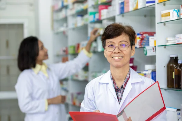 Farmacéutico Sonriendo Archivar Trabajo Papel Mano Con Mujer Asiática Farmacéutico — Foto de Stock