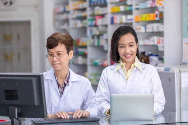 Phamacist Está Comprobando Medicina Farmacia Tailandia Phamacist Femenino Concepto Farmacia — Foto de Stock