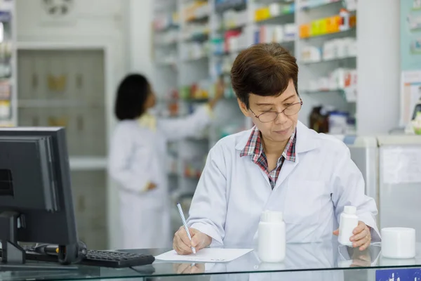 Mujeres Jóvenes Asiáticas Farmacéutica Comprobación Medicamentos Paquetes Medicamentos Acuerdo Con — Foto de Stock