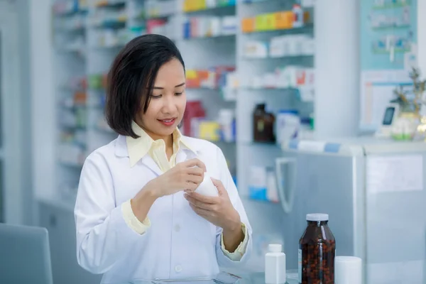 Las Mujeres Asiáticas Farmacéutica Paquetes Medicamentos Plástico Para Venta Farmacia — Foto de Stock