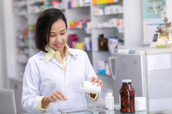 Farmacista Femminile Sta Organizzando Medicina Pazienti Farmacia Concetto Farmacia — Foto Stock