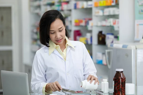 Junge Asiatische Apothekerin Überprüft Medikamente Und Verpackt Medikamente Nach Rezept — Stockfoto