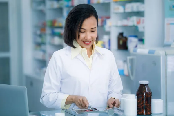 Asiatische Frauen Apothekerin Päckchen Medikamente Kunststoff Zum Verkauf Apotheke Thailand — Stockfoto