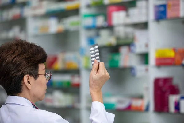 Farmacéutica Mujeres Asiáticas Cápsulas Medicina Mano Hay Plan Piso Actual — Foto de Stock