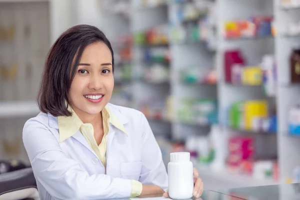 Asiática Chica Farmacéutica Farmacia Tienda Farmacias Fondo Del Estante — Foto de Stock