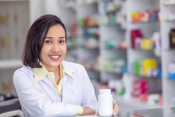 Asiático Menina Farmacêutico Farmácia Loja Farmácias Prateleira Fundo — Fotografia de Stock