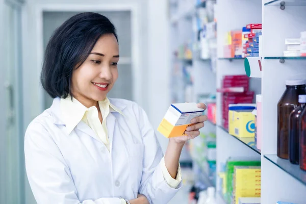 Asain Farmacia Femenina Sosteniendo Buscando Paquete Medicamentos Farmacia Tailandia — Foto de Stock