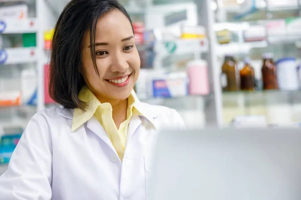 Profesional Asiático Mujeres Farmacéutico Trabajando Con Ordenador Drugstore Tailandia — Foto de Stock