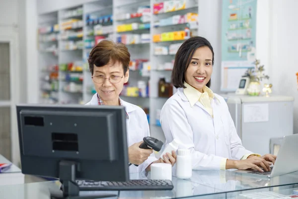 Asiatische Apothekerin Weißer Uniform Scannt Barcode Der Weißen Plastiktablettenflasche Und — Stockfoto