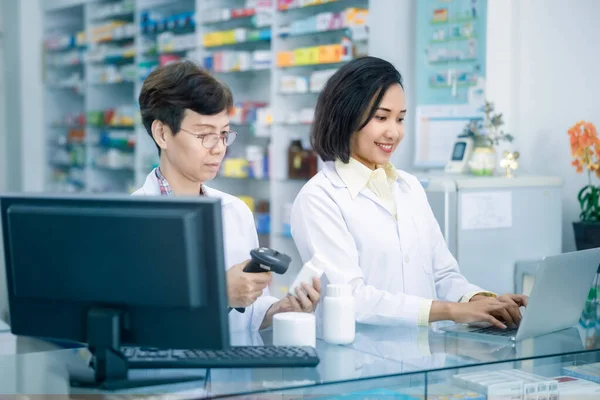 Junge Asiatische Apothekerin Scannt Barcodes Auf Weißer Medizinflasche Und Bearbeitet — Stockfoto