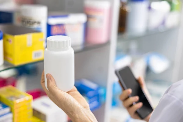 Frasco Medicina Blanca Teléfono Inteligente Mano Farmacéutico Estantes Medicina Fondo — Foto de Stock