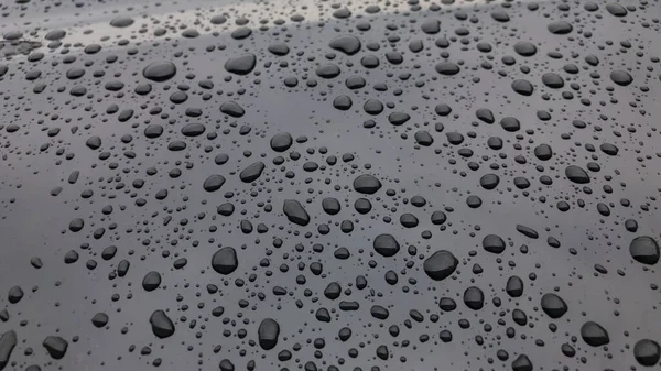Βροχή Νερό Πτώση Μαύρο Φόντο Στο Μαλακό Θόλωμα Εστίαση — Φωτογραφία Αρχείου