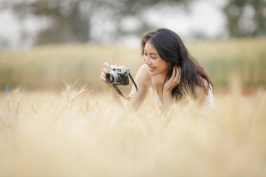 Arpa pirinç çiftliği rahatlama yaz tatili konsepti için kamera kullanan genç bir turist.