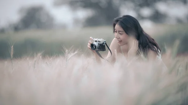 美丽的亚洲女人夏天在泰国昌麦农场的大麦田里拍照和放松 — 图库照片