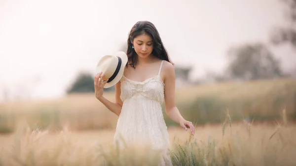 Piękne Azjatyckie Kobiety Dziewczyna Chwilę Suknia Ślubna Chata Spacer Rolnictwie — Zdjęcie stockowe
