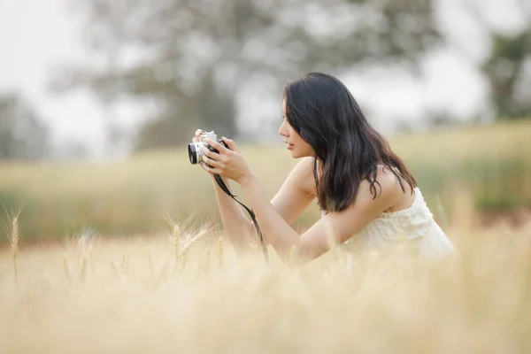 Jonge Toerist Met Camera Schieten Gerst Rijst Boerderij Ontspanning Zomer — Stockfoto