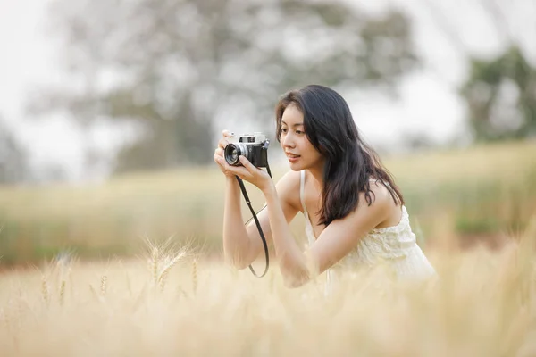 Młody Turysta Pomocą Kamery Fotografowania Jęczmienia Ryżu Gospodarstwa Relaks Letni — Zdjęcie stockowe