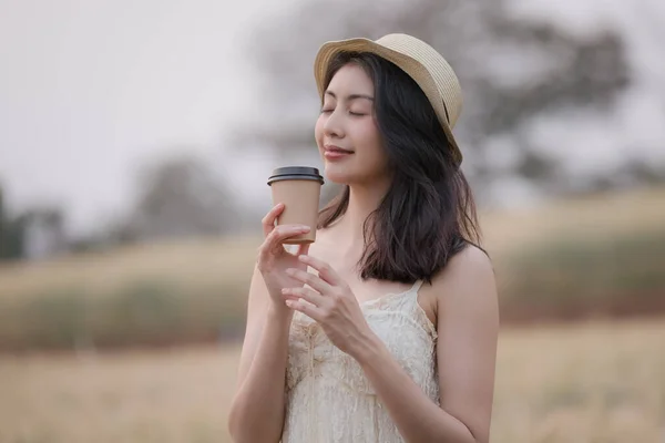 Jovem Asiático Menina Turista Vestido Branco Xícara Café Quente Bebida — Fotografia de Stock