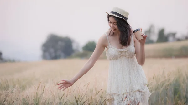 Młoda Azjatycka Dziewczyna Turysta Białej Sukience Filiżance Kawy Gorący Napój — Zdjęcie stockowe