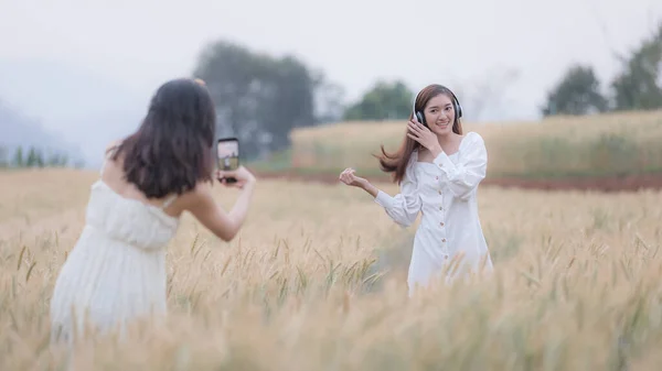 Két Fiatal Ázsiai Turista Lányok Séta Fotózás Okostelefonnal Egy Árpa — Stock Fotó