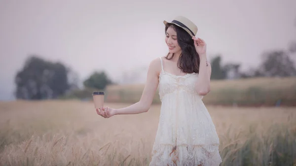 Junge Asiatische Mädchen Touristin Weißem Kleid Und Kaffeetasse Heißgetränk Fuß — Stockfoto
