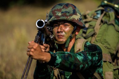phetchaboon Tayland 3 Mart 2018 Tayland askerleri üniformalı silahlı ve Tayland 'daki Phatchaboon Dağı' nda tam eğitim yapıyorlar.