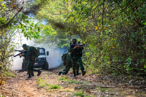 Phetchaboon Thailandia Marzo 2018 Thai Soldati Possesso Pistola Uniforme Completa — Foto Stock