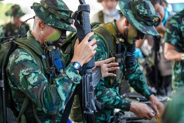 Phetchaboon Thailand März 2018 Thailändische Soldaten Mit Gewehr Voller Uniform — Stockfoto