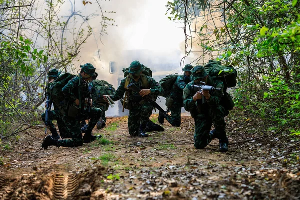 Phetchaboon Thailandia Marzo 2018 Thai Soldati Possesso Pistola Uniforme Completa — Foto Stock