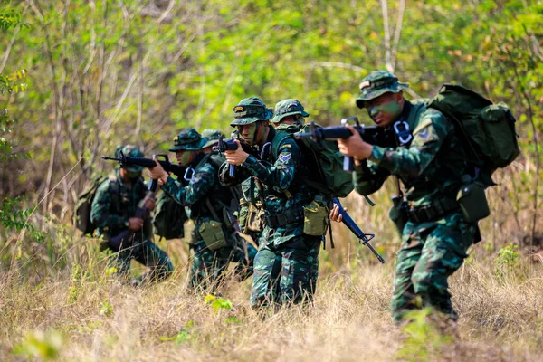 Phetchaboon Thailand Maret 2018 Thai Tentara Memegang Pistol Dengan Seragam — Stok Foto