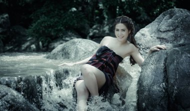 Orman şelalesinde Tayland ve seksi manken yağmuru