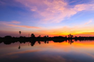Günbatımı alacakaranlık manzarası silüet mavi gökyüzü ve nehir renk beyaz denge effec bulanık arkaplan