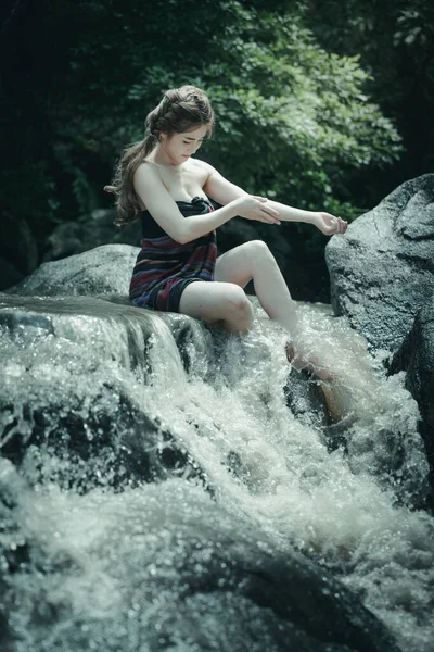 在森林瀑布中沐浴的性感模特 — 图库照片