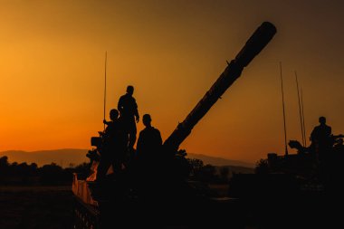 Alacakaranlık manzarası büyük conon teşekkür ve askerler siluet gün batımı üzerinde Tayland arka planı