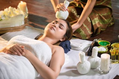 Tayland güzellik merkezi masaj merkezi ve Tayland 'da kadınlar için kaplıca güzellik merkezindeki kadınlar için doğal bitkiler.