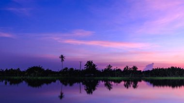 Günbatımı alacakaranlık manzarası silüet mavi gökyüzü ve nehir renk beyaz denge effec bulanık arkaplan