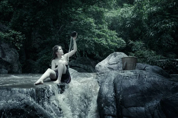 在森林瀑布中沐浴的性感模特 — 图库照片
