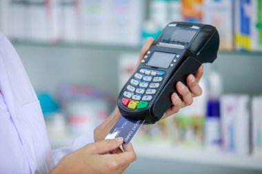 Doc tor ve Credit Card Maschine el ele tutuşma ve rafların eczane geçmişi