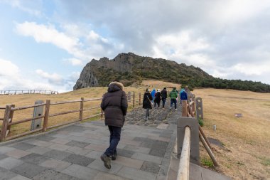 jeju Güney Kore - 4 Aralık 2017 Jeju Dağı zirvesine çıkan turistler Güney Kore Jeju Adası